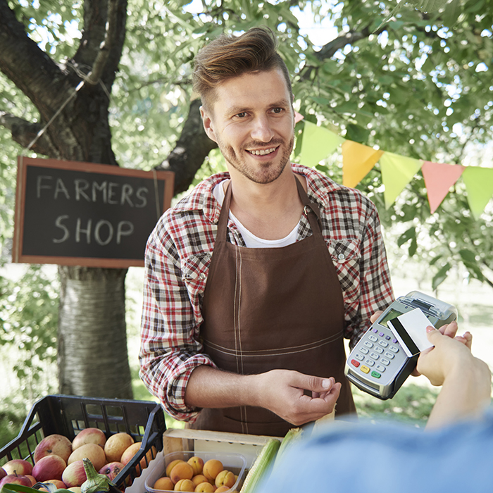 Maraicher vendant des produits bio sur un marché